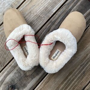 Dearfoams Brand New Women's Cozy Tan Slippers with Soft Cream Lining